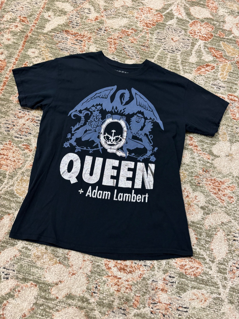 Que Black Short-Sleeve QUEEN + Adam Lambert Graphic Tee